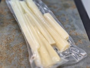 Weißer Spargel, geschält und sous-vide gegart