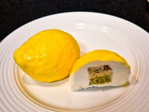 „Zitrone” mit Pistazie und Kardamom