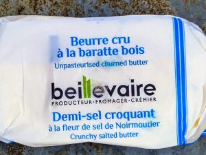 Französische Rohmilchbutter mit Salzkristallen