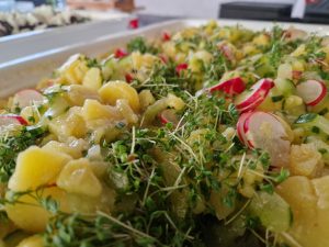 Kartoffelsalat mit Gurke und Radieschen