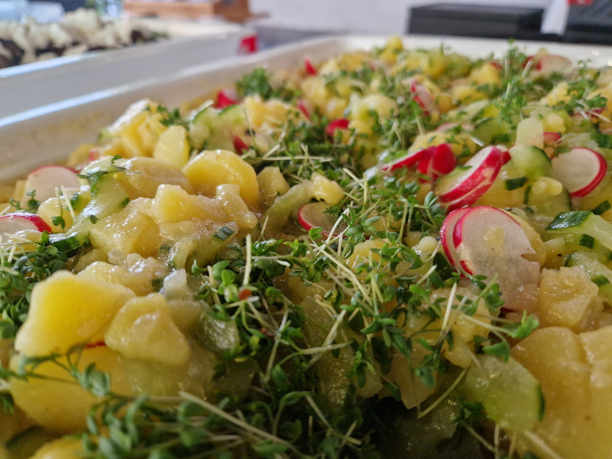 Kartoffelsalat mit Gurke und Radieschen