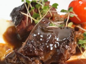 Geschmorte Ochsenbäckchen mit Rotwein-Pfeffer-Sauce