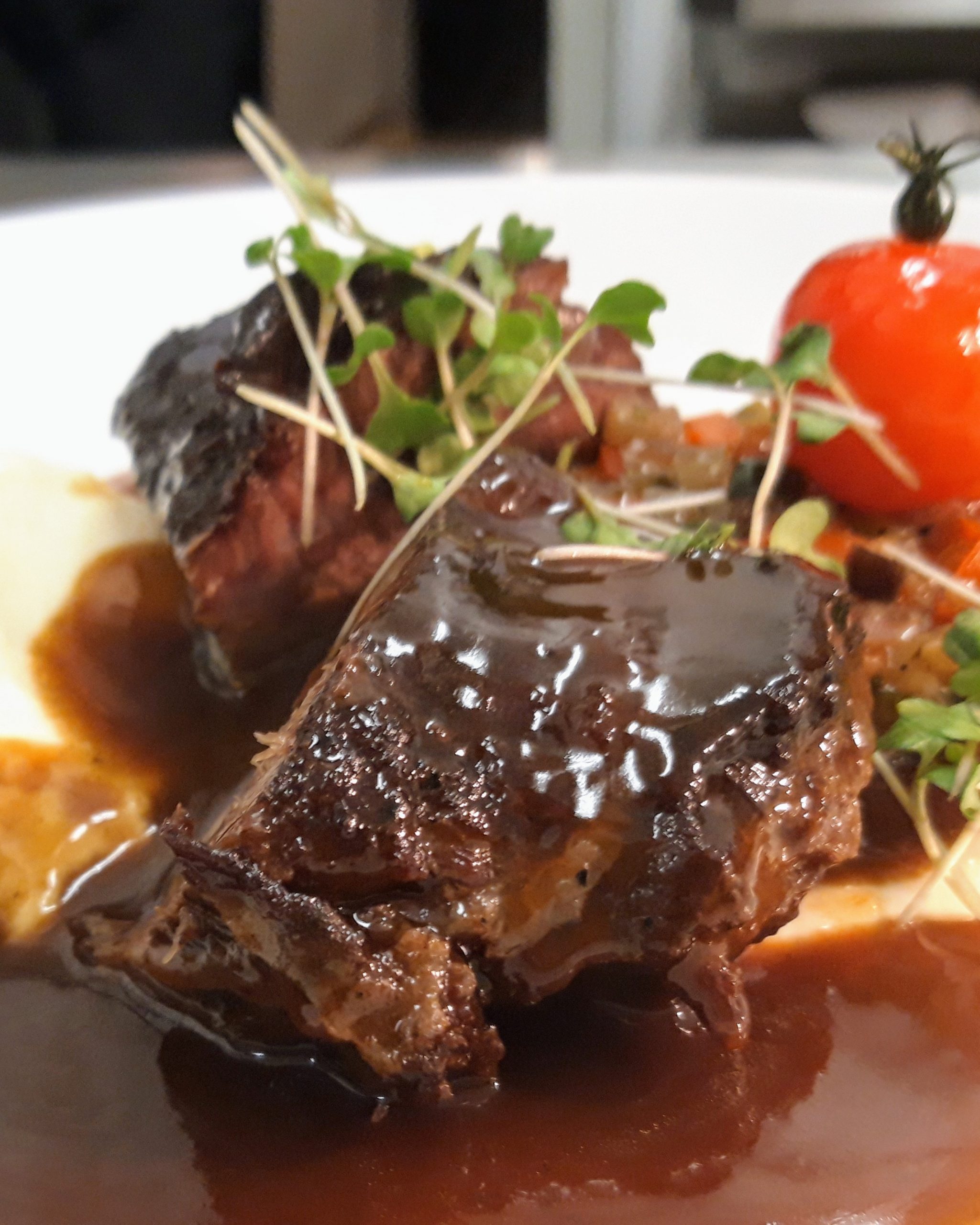 Geschmorte Ochsenbäckchen mit Rotwein-Pfeffer-Sauce